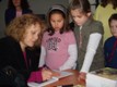 Soňa Valentová podpisuje deťom knihy, ktoré im darovala 3